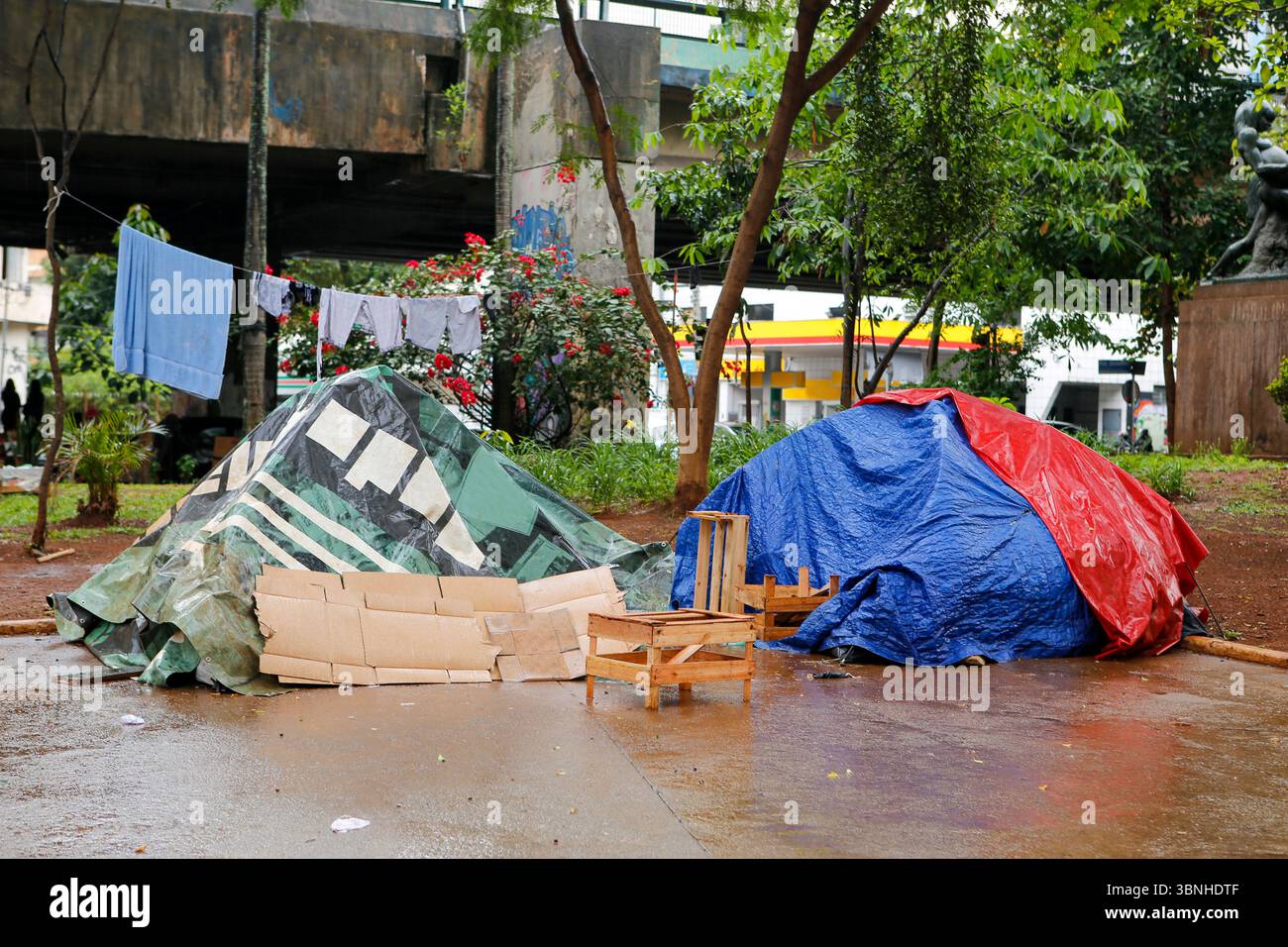 Tende dei senzatetto nel centro di San Paolo, in Brasile, in un giorno di pioggia Foto Stock