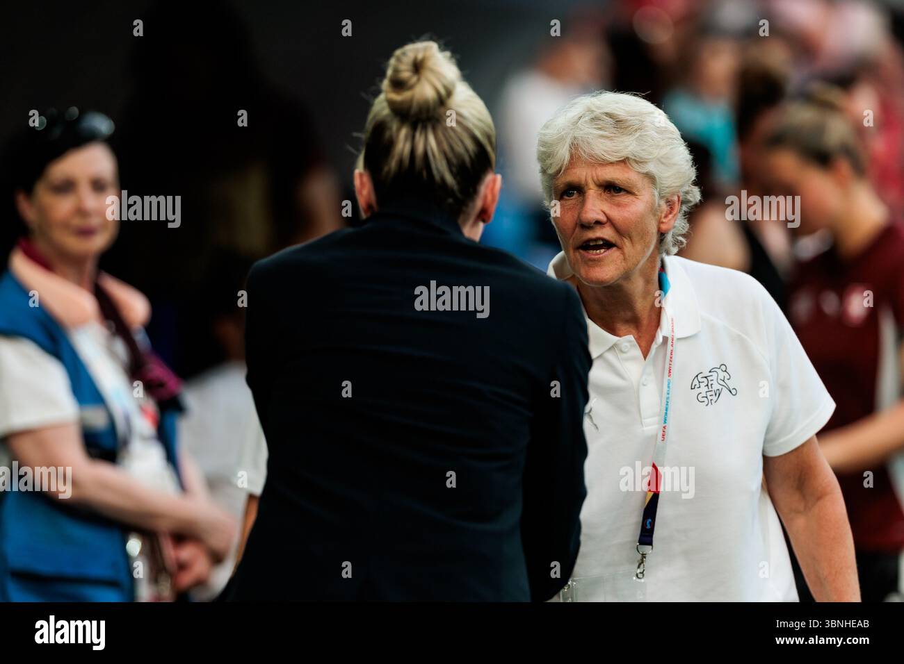 Gemma Grainger (Trainerin Norwegen) und Pia Sundhage (Trainerin Schweiz) begr??en sich UEFA Women's Euro 2025: Schweiz - Norwegen; Basilea, St. Jakob-Park AM 02.07.2025 crediti: dpa Picture Alliance/Alamy Live News Foto Stock