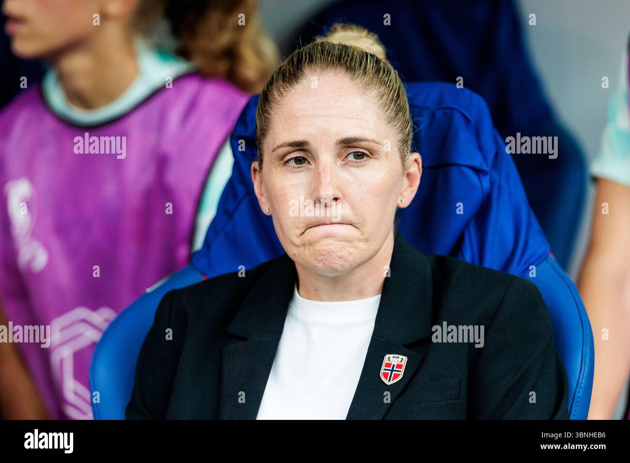 Gemma Grainger (Trainerin Norwegen) nachdenklich UEFA Women's Euro 2025: Schweiz - Norwegen; Basilea, St. Jakob-Park AM 02.07.2025 crediti: dpa Picture Alliance/Alamy Live News Foto Stock
