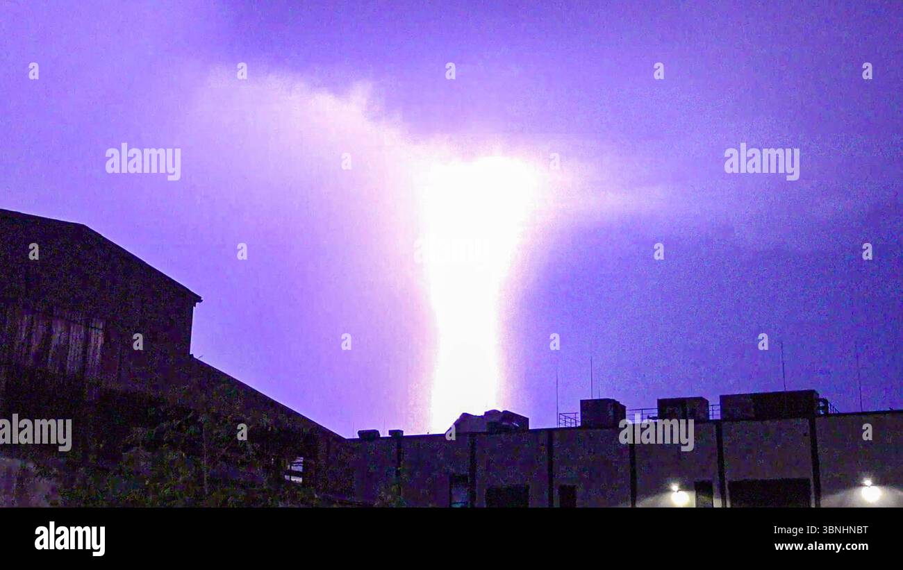 Unwetter mit gewaltigem Blitz-Spektakel über Baden-Württemberg: Blitzintensive Gewitterzelle zieht in der Nacht über den Raum Karlsruhe - Blitze zucken am Nachthimmel - gewaltige Blitzeinschläge gefolgt von Starkregen und Sturmböen in der Nacht auf Donnerstag zog eine blitzintensive Gewitterfront über den Raum Bruchregen und für Zahlreiche Blitzeinschläge, begleitet von lautem Donnergrollen, unterbrachen die nächtliche Ruhe. DAS Unwetter ging mit einem kurzen, aber kräftigen Starkregen einher, der die zuvor noch hochsommerli Foto Stock Unwetter mit gewaltigem Blitz-Spektakel über Baden-Württemberg: Blitzintensive Gewitterzelle zieht in der Nacht über den Raum Karlsruhe - Blitze zucken am Nachthimmel - gewaltige Blitzeinschläge gefolgt von Starkregen und Sturmböen in der Nacht auf Donnerstag zog eine blitzintensive Gewitterfront über den Raum Bruchregen und für Zahlreiche Blitzeinschläge, begleitet von lautem Donnergrollen, unterbrachen die nächtliche Ruhe. DAS Unwetter ging mit einem kurzen, aber kräftigen Starkregen einher, der die zuvor noch hochsommerli Foto Stock
