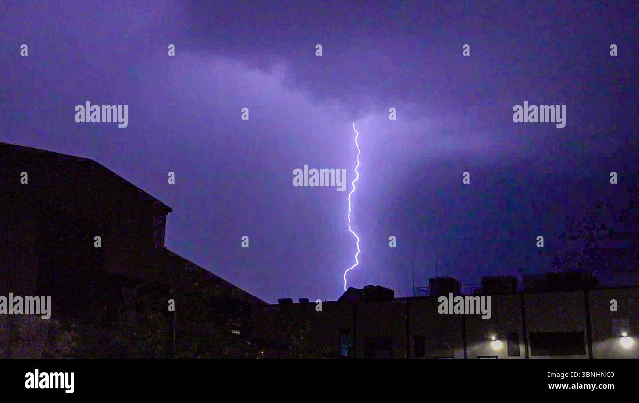 Unwetter mit gewaltigem Blitz-Spektakel über Baden-Württemberg: Blitzintensive Gewitterzelle zieht in der Nacht über den Raum Karlsruhe - Blitze zucken am Nachthimmel - gewaltige Blitzeinschläge gefolgt von Starkregen und Sturmböen in der Nacht auf Donnerstag zog eine blitzintensive Gewitterfront über den Raum Bruchregen und für Zahlreiche Blitzeinschläge, begleitet von lautem Donnergrollen, unterbrachen die nächtliche Ruhe. DAS Unwetter ging mit einem kurzen, aber kräftigen Starkregen einher, der die zuvor noch hochsommerli Foto Stock Unwetter mit gewaltigem Blitz-Spektakel über Baden-Württemberg: Blitzintensive Gewitterzelle zieht in der Nacht über den Raum Karlsruhe - Blitze zucken am Nachthimmel - gewaltige Blitzeinschläge gefolgt von Starkregen und Sturmböen in der Nacht auf Donnerstag zog eine blitzintensive Gewitterfront über den Raum Bruchregen und für Zahlreiche Blitzeinschläge, begleitet von lautem Donnergrollen, unterbrachen die nächtliche Ruhe. DAS Unwetter ging mit einem kurzen, aber kräftigen Starkregen einher, der die zuvor noch hochsommerli Foto Stock