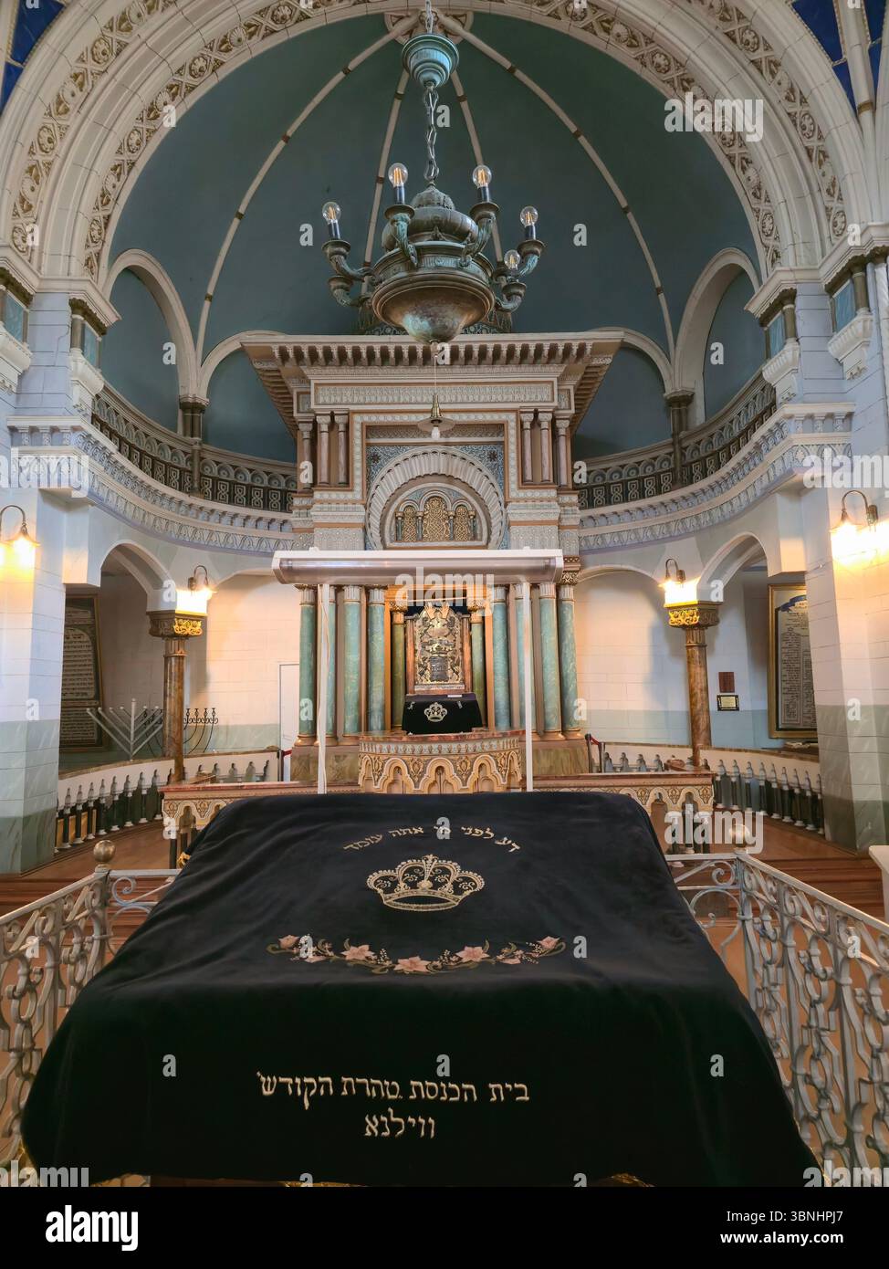 L'interno della sinagoga corale a Vilnius, Lituania. - Immagine stock catturata con smartphone