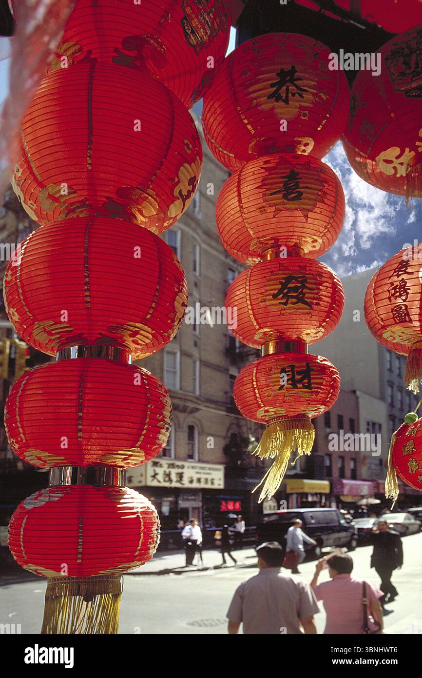 Lampignoni rossi di fronte a un negozio a China Town, New York, Stati Uniti, Nord America Foto Stock