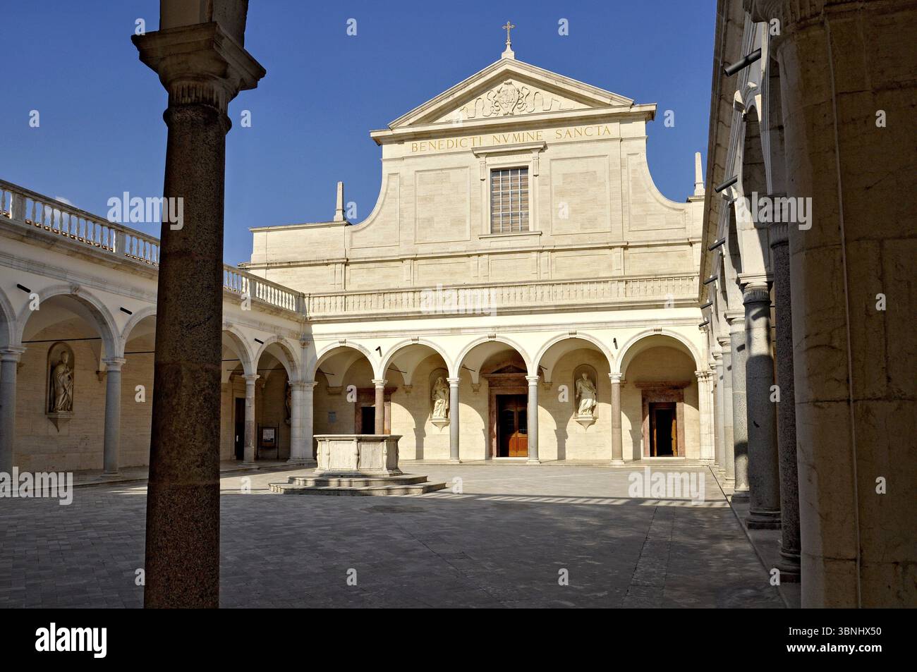 Chiostro dei Benefattori con la Basilica Cattedrale dell'Abbazia Benedettina di Montecassino, Monte Cassino, Cassino, Frosinone, Lazio, Italia, EUR Foto Stock