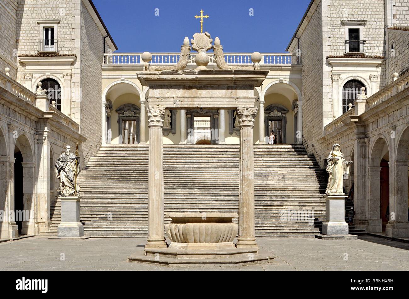 Chiostro del Bramante con cisterna e statue di San Benedetto e Santa scolastica di Nursia, abbazia benedettina di Montecassino, Monte Cassino, Cassino, Fro Foto Stock