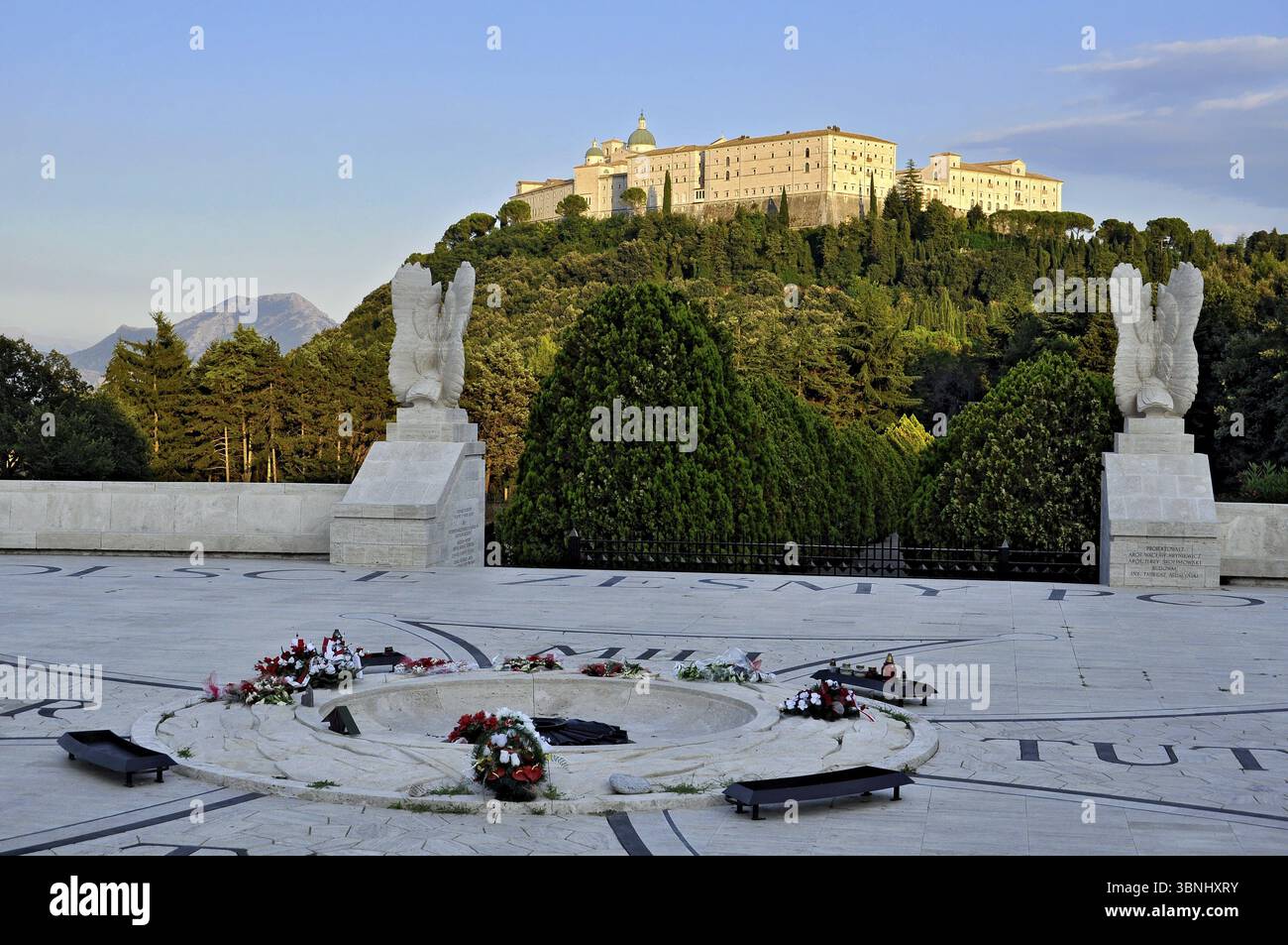 Cimitero dei soldati polacchi, cimitero militare della seconda guerra mondiale, sito commemorativo sotto l'abbazia benedettina di Montecassino a Monte Cassino, Cassino, Fros Foto Stock