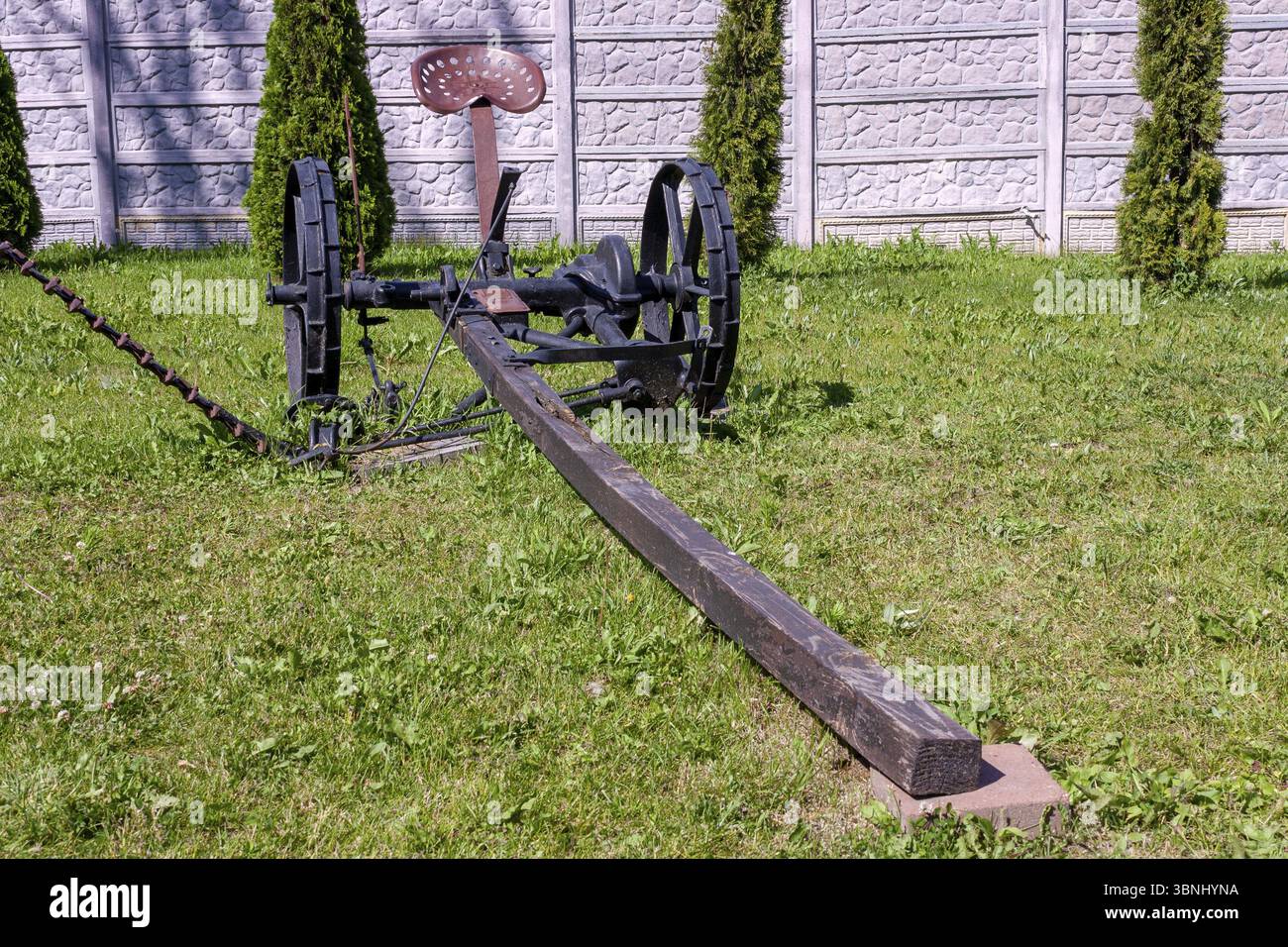 Rasaerba trainato da cavalli su erba verde Foto Stock