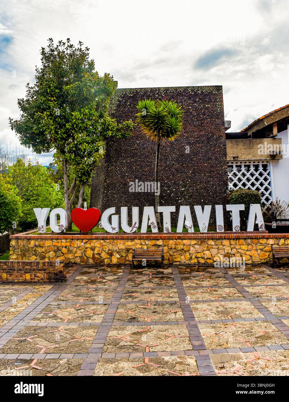 Il colorato cartello "i Love Guatavita" è circondato da una vivace vegetazione a Guatavita, Colombia, che mostra il fascino del turismo locale. Foto Stock