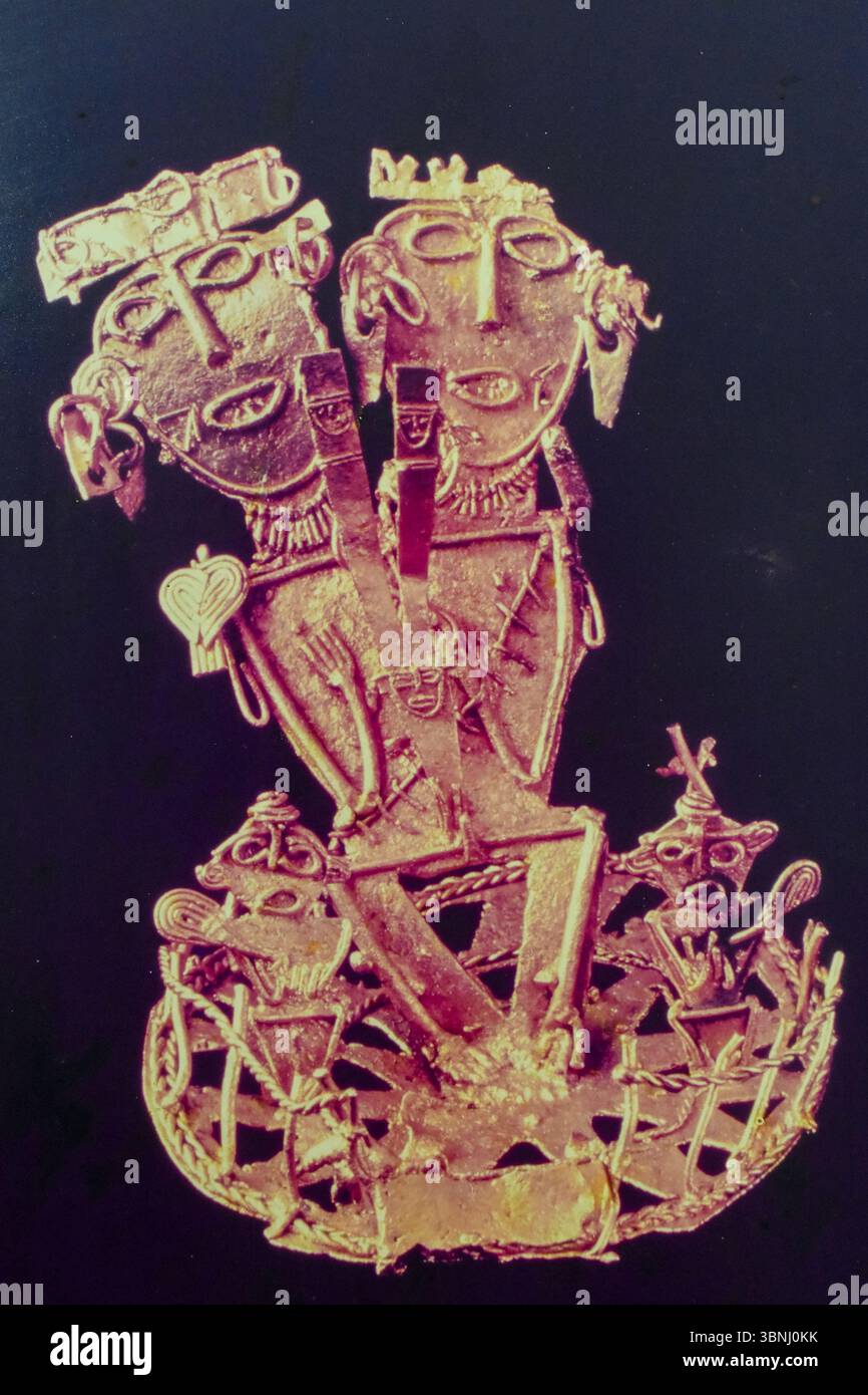 Intricati manufatti d'oro della cultura Muisca, che mostrano l'artigianato e il significato storico. Una rappresentazione vitale del patrimonio colombiano. Foto Stock