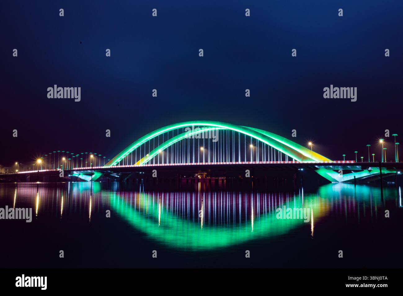 Il ponte Nguyen Hoang è un ponte ad arco in acciaio con 5 campate, lungo 380 m, largo 43 m. Il ponte ha 6 corsie per auto larghe 3,5 m, 2 piste per moto larghe 3,5 m. Foto Stock