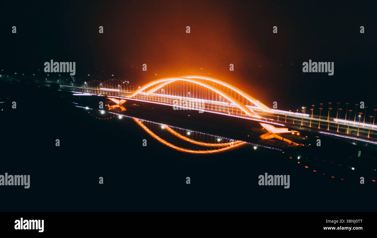 Il ponte Nguyen Hoang è un ponte ad arco in acciaio con 5 campate, lungo 380 m, largo 43 m. Il ponte ha 6 corsie per auto larghe 3,5 m, 2 piste per moto larghe 3,5 m. Foto Stock