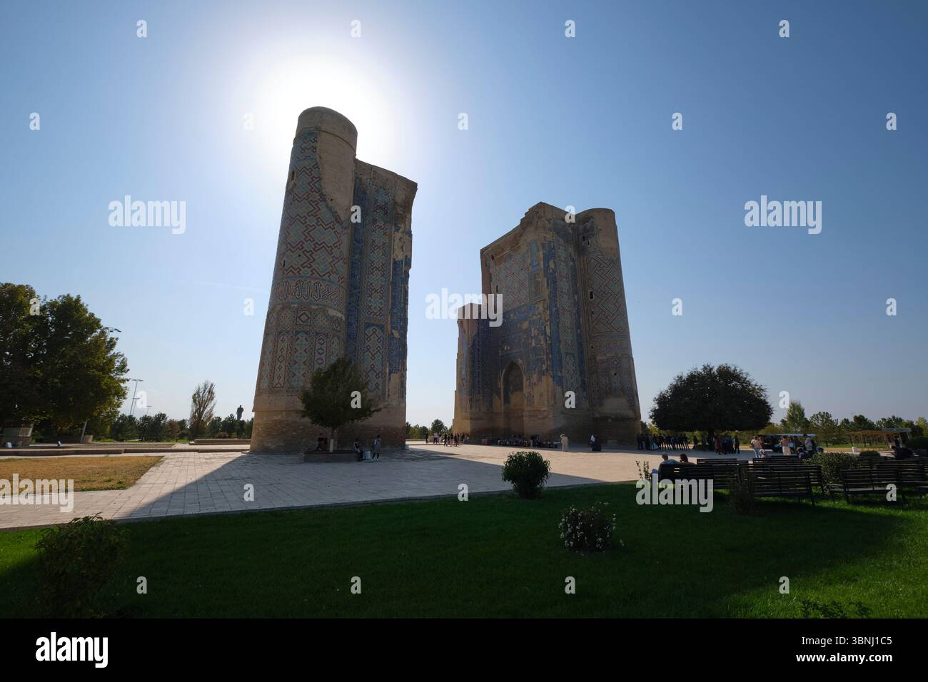 L'imponente edificio in ombra, silhouette. Alle rovine dell'estate di Amir Timur, il palazzo Ak-Saray a Shahrisabz, Uzbekistan. Foto Stock