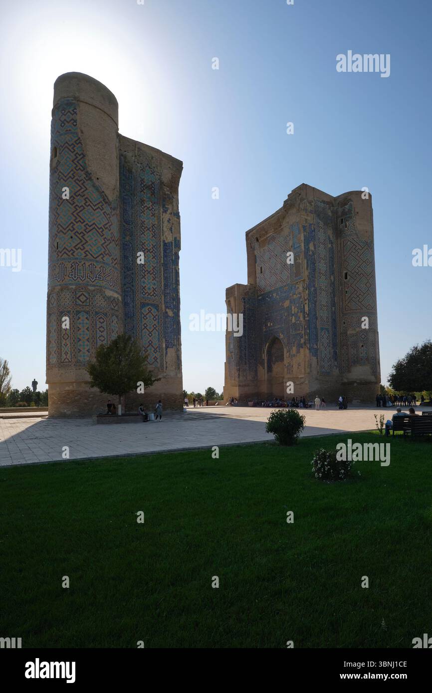 L'imponente edificio in ombra, silhouette. Alle rovine dell'estate di Amir Timur, il palazzo Ak-Saray a Shahrisabz, Uzbekistan. Foto Stock