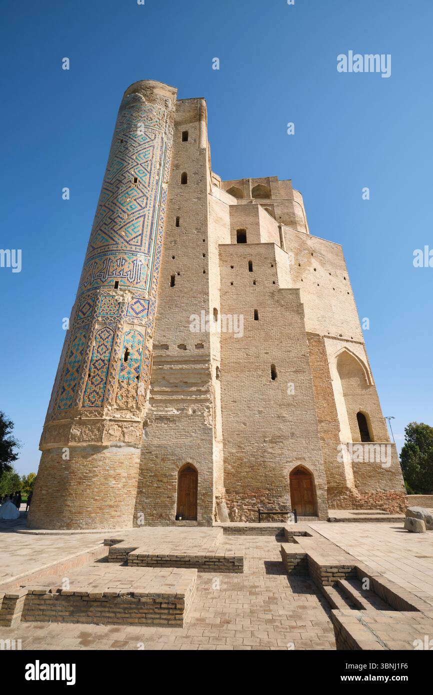 Vista laterale dell'imponente edificio piastrellato. Alle rovine dell'estate di Amir Timur, il palazzo Ak-Saray a Shahrisabz, Uzbekistan. Foto Stock
