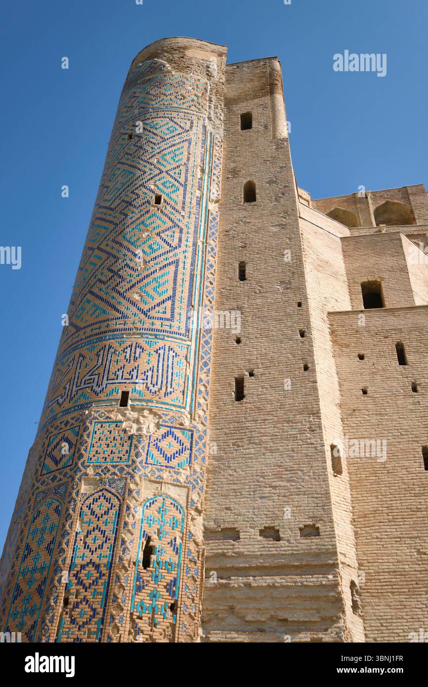 Vista laterale dell'imponente edificio piastrellato. Alle rovine dell'estate di Amir Timur, il palazzo Ak-Saray a Shahrisabz, Uzbekistan. Foto Stock