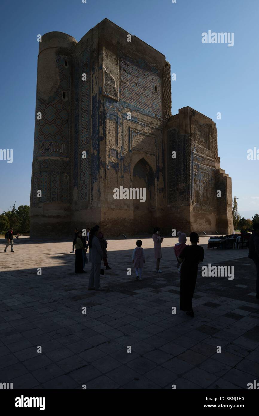 Vista spettacolare di una sezione all'ombra con persone in silhouette. Alle rovine dell'estate di Amir Timur, il palazzo Ak-Saray a Shahrisabz, Uzbekistan. Foto Stock
