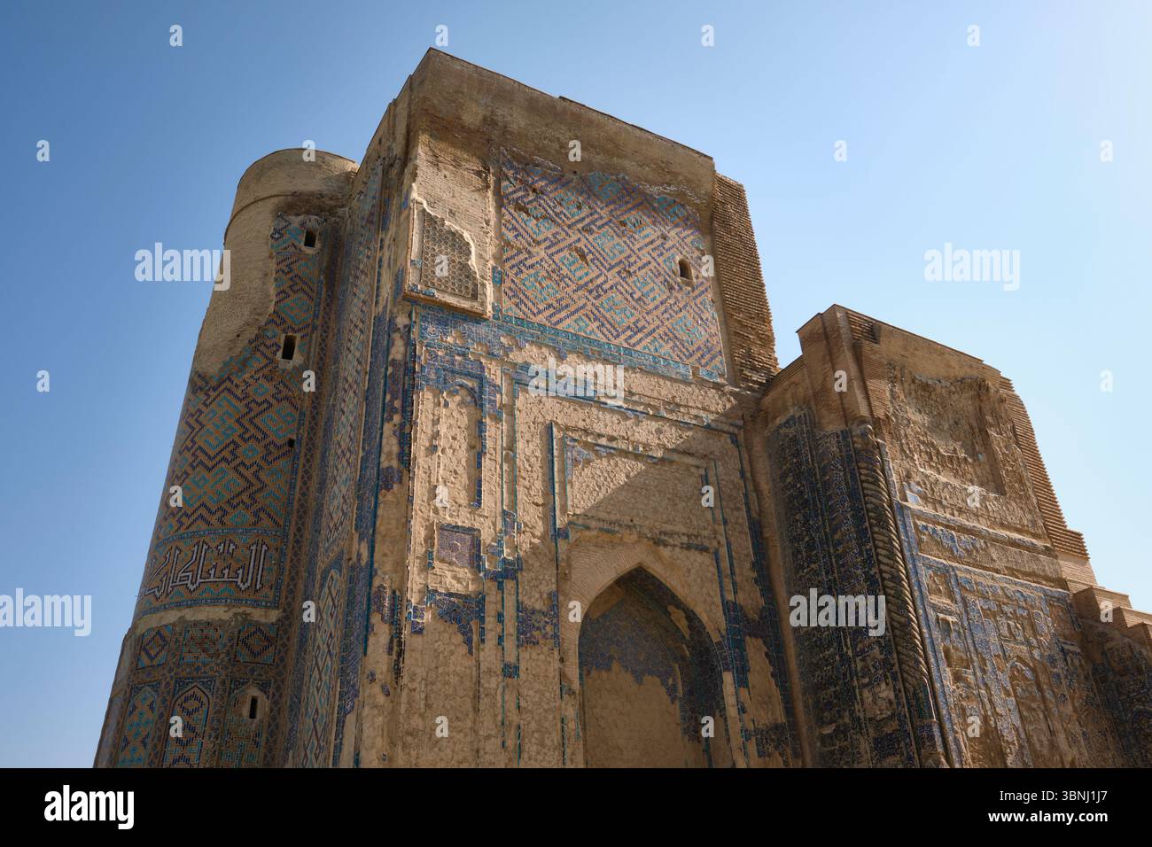 Vista dettagliata della facciata piastrellata, sbucciatura. Alle rovine dell'estate di Amir Timur, il palazzo Ak-Saray a Shahrisabz, Uzbekistan. Foto Stock