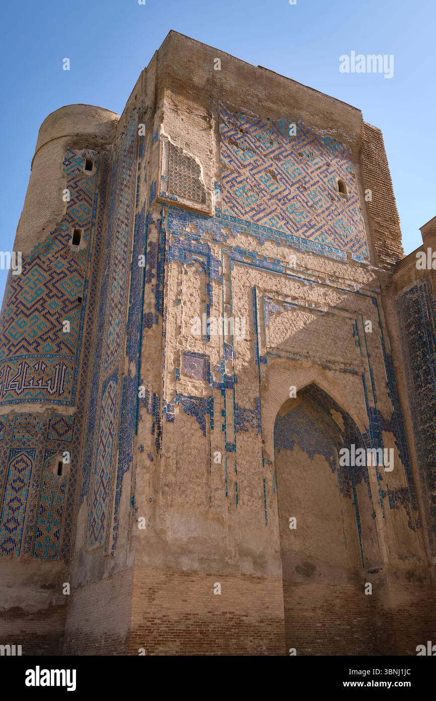 Vista dettagliata della facciata piastrellata, sbucciatura. Alle rovine dell'estate di Amir Timur, il palazzo Ak-Saray a Shahrisabz, Uzbekistan. Foto Stock