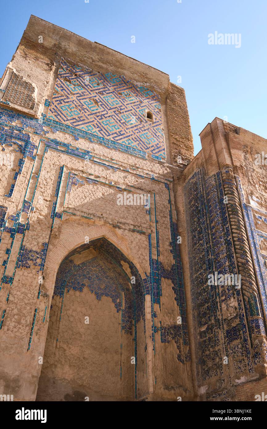 Vista dettagliata della facciata piastrellata, sbucciatura. Alle rovine dell'estate di Amir Timur, il palazzo Ak-Saray a Shahrisabz, Uzbekistan. Foto Stock