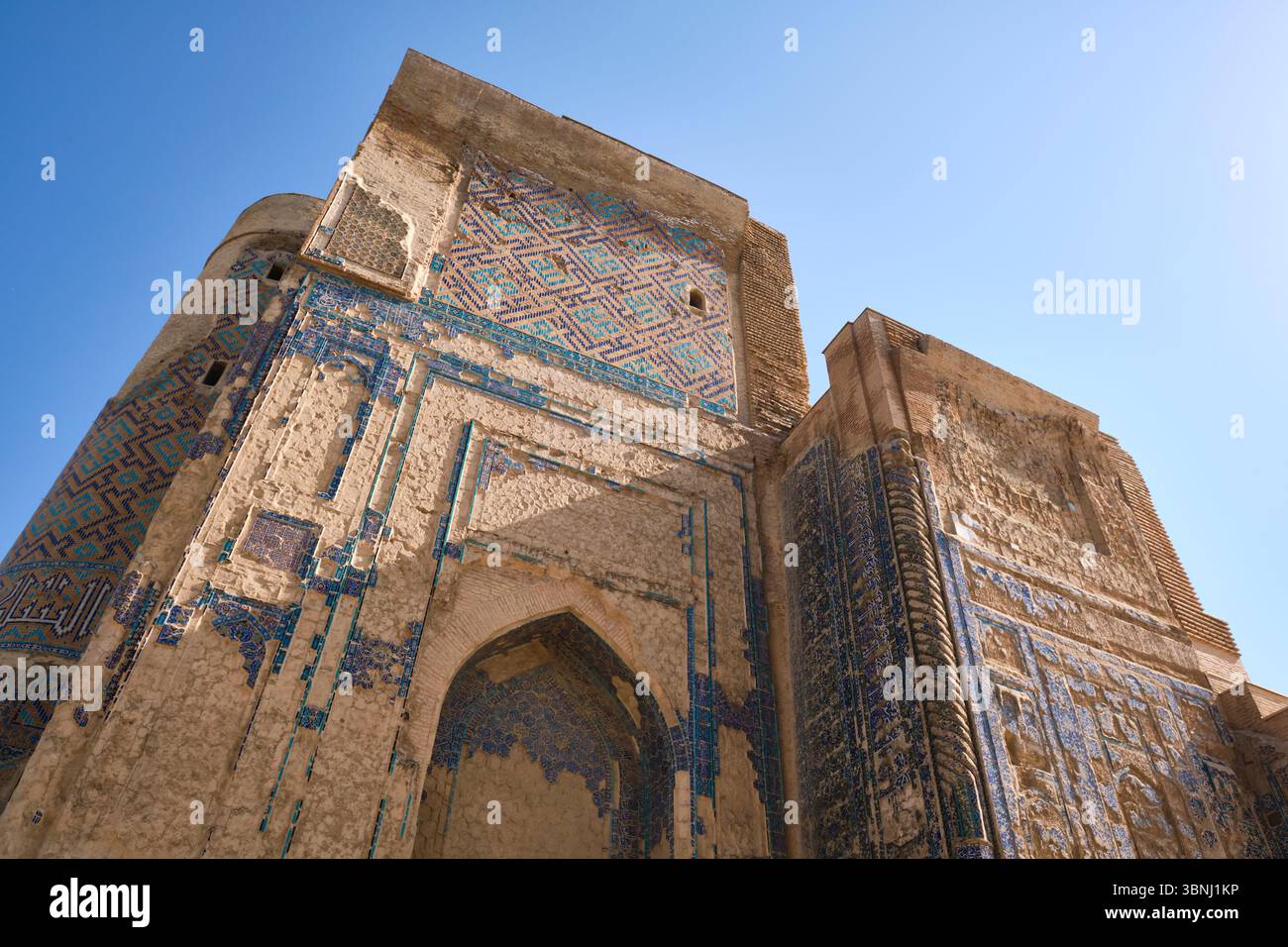 Vista dettagliata della facciata piastrellata, sbucciatura. Alle rovine dell'estate di Amir Timur, il palazzo Ak-Saray a Shahrisabz, Uzbekistan. Foto Stock