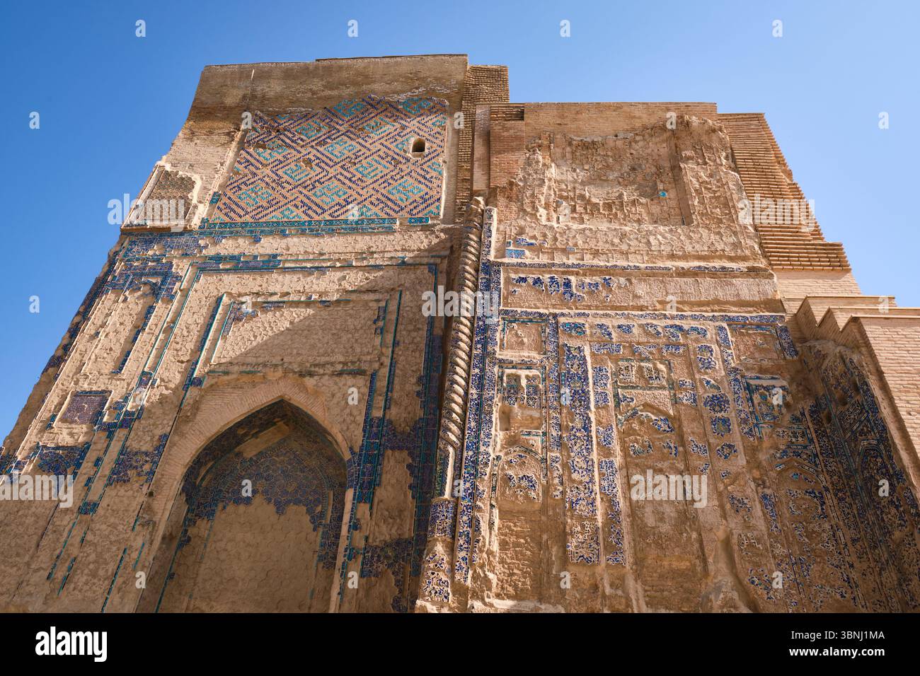 Vista dettagliata della facciata piastrellata, sbucciatura. Alle rovine dell'estate di Amir Timur, il palazzo Ak-Saray a Shahrisabz, Uzbekistan. Foto Stock