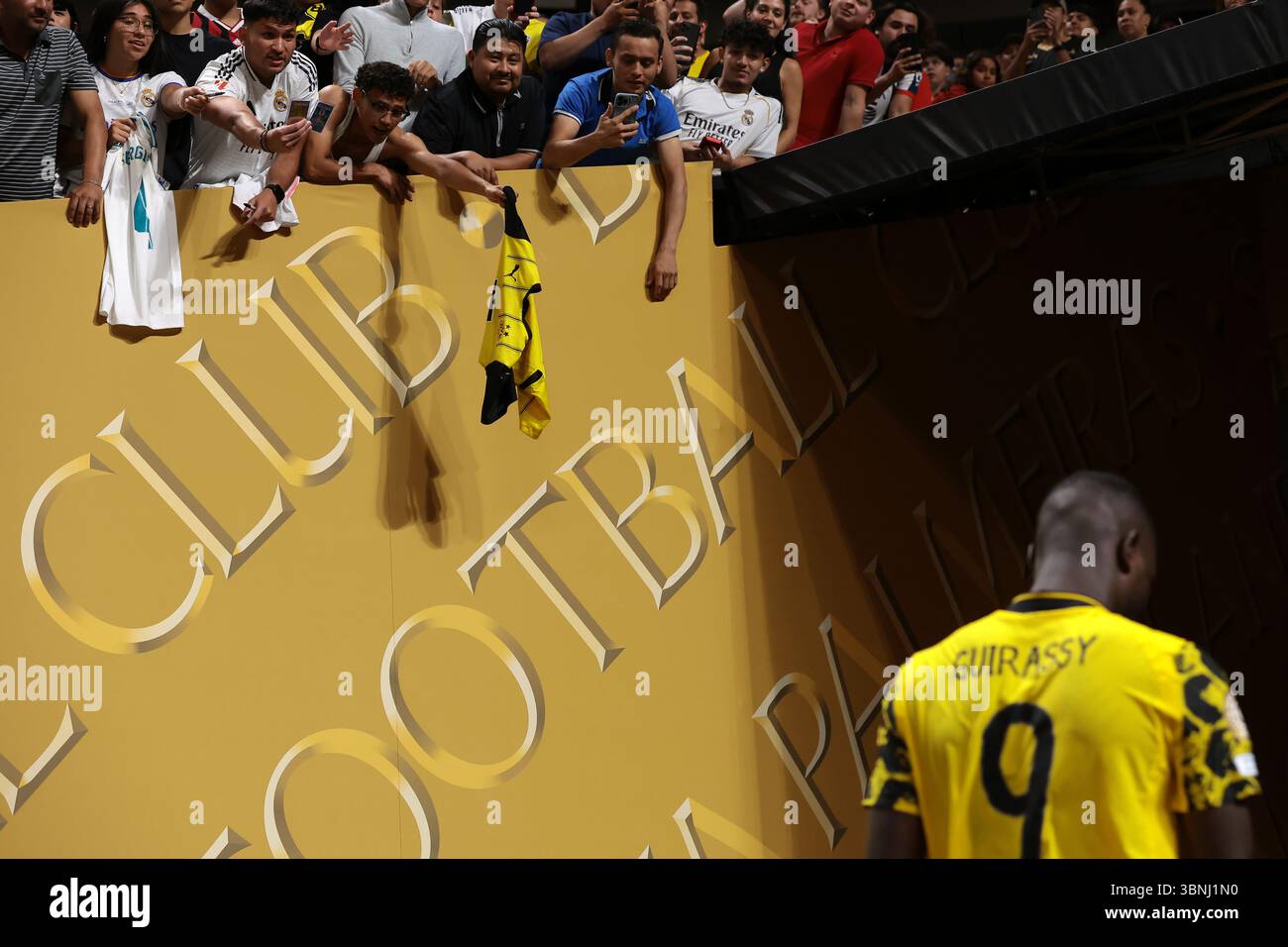 Atlanta, Stati Uniti. 1 luglio 2025. I tifosi chiamano Serhou Guirassy del Borussia Dortmund mentre lascia il campo di gioco dopo il fischietto finale della partita di Coppa del mondo per club FIFA Borussia Dortmund vs CF Monterrey al Mercedes Benz Stadium di Atlanta. Il credito per immagini dovrebbe essere: Jonathan Moscrop/Sportimage Credit: Sportimage Ltd/Alamy Live News Foto Stock