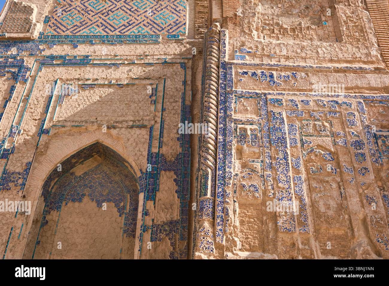 Vista dettagliata della facciata piastrellata, sbucciatura. Alle rovine dell'estate di Amir Timur, il palazzo Ak-Saray a Shahrisabz, Uzbekistan. Foto Stock