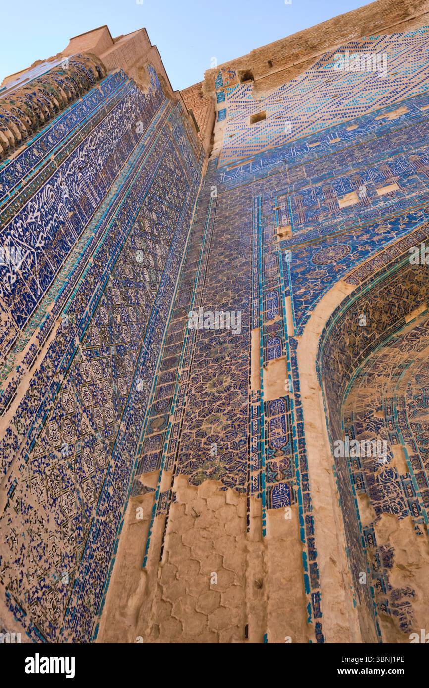 Vista dettagliata della facciata piastrellata, sbucciatura. Alle rovine dell'estate di Amir Timur, il palazzo Ak-Saray a Shahrisabz, Uzbekistan. Foto Stock