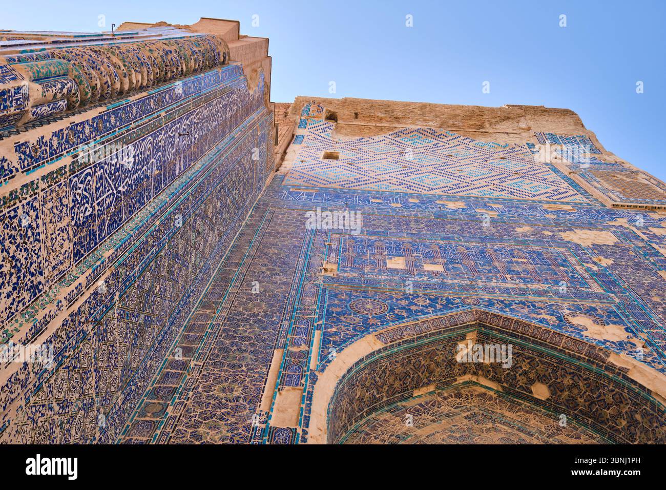 Vista dettagliata della facciata piastrellata, sbucciatura. Alle rovine dell'estate di Amir Timur, il palazzo Ak-Saray a Shahrisabz, Uzbekistan. Foto Stock