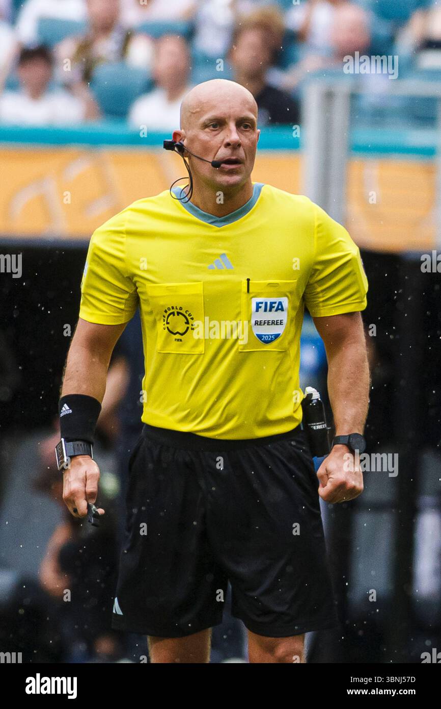 Miami, Florida - 1° luglio: L'arbitro polacco Szymon Marciniak in azione durante una gara di 16 partite della Coppa del mondo per club FIFA 2025 Real Madrid contro Juventus FC Foto Stock