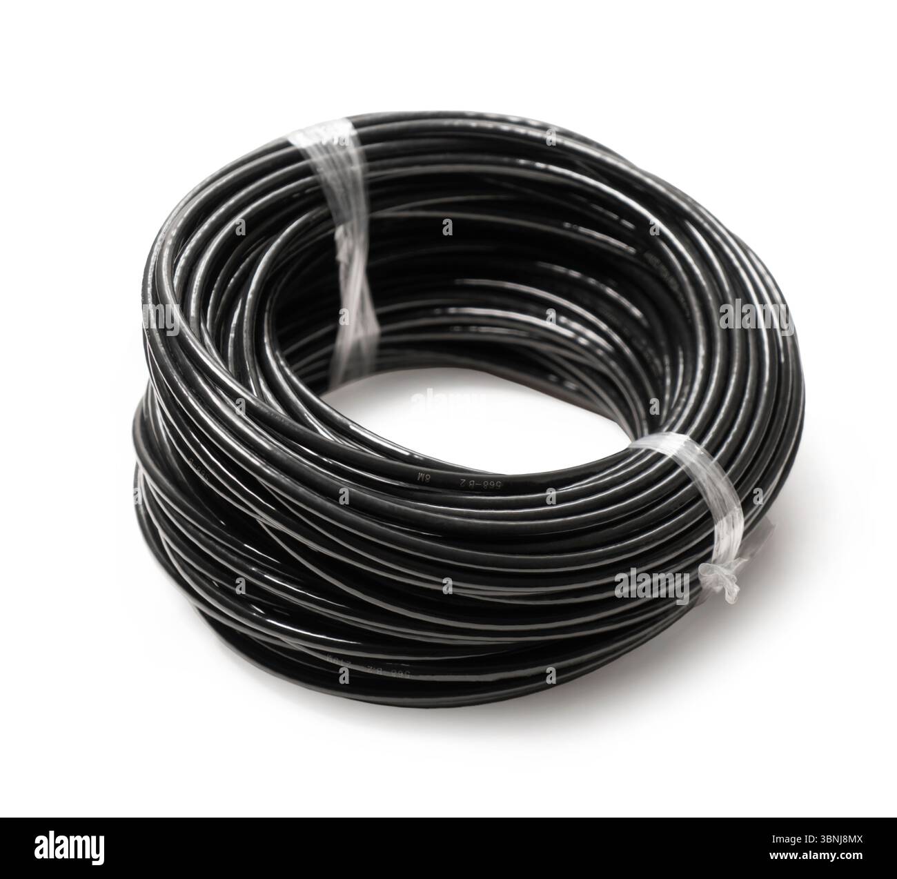 primo piano della bobina del cavo elettrico su sfondo bianco Foto Stock