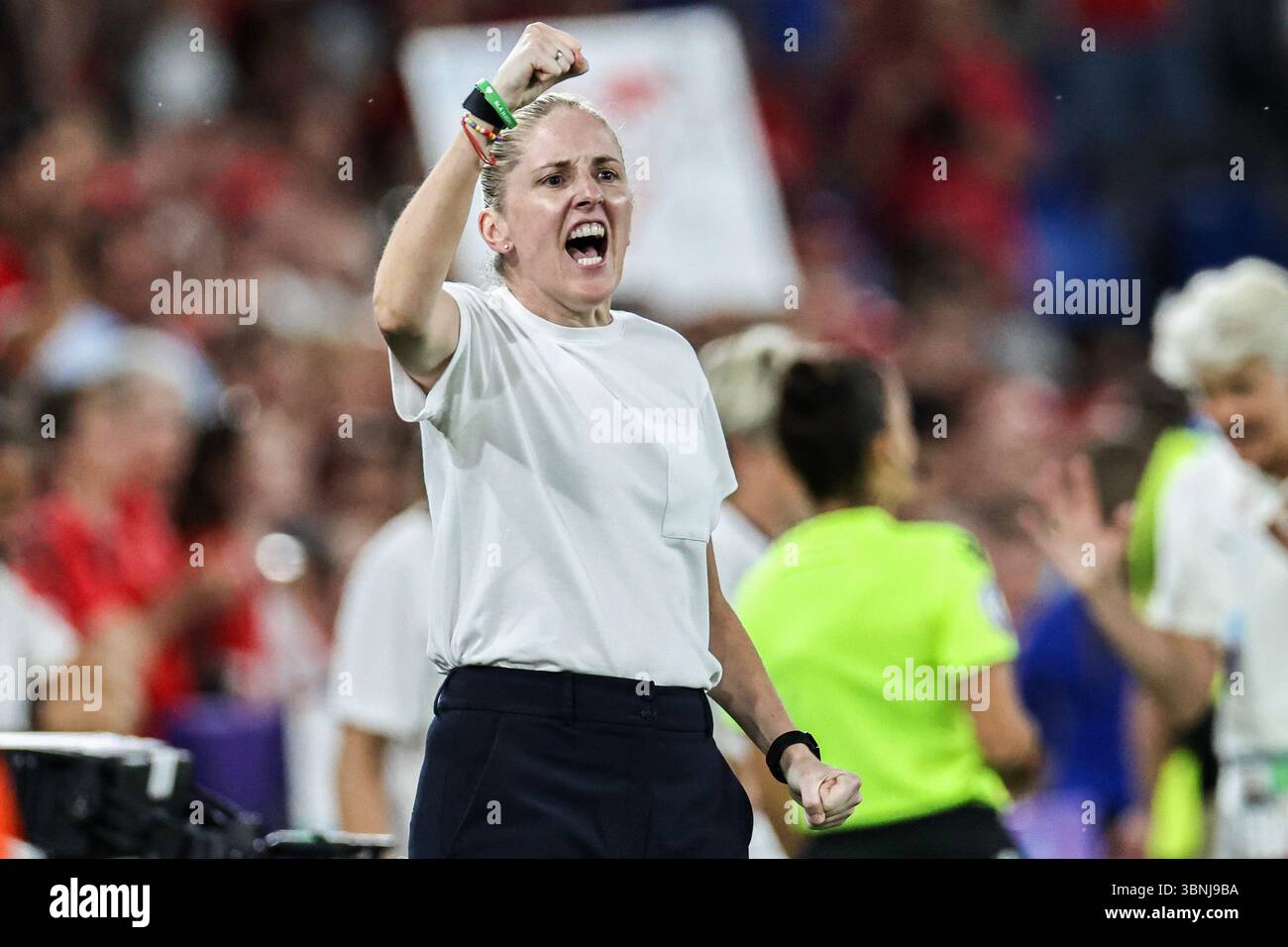 Basilea, Svizzera 20250702. L'allenatore della nazionale norvegese Gemma Grainger festeggia dopo la fine della partita di apertura del Campionato europeo di calcio femminile tra la Norvegia e la nazione di casa Svizzera allo stadio St. Jacob-Park di Basilea. Foto: Geir Olsen / NTB Foto Stock