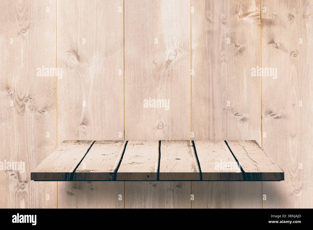 Il ripiano in legno angosciato galleggiante è appeso a pareti con pannelli in legno chiaro in un design piatto minimalista Foto Stock