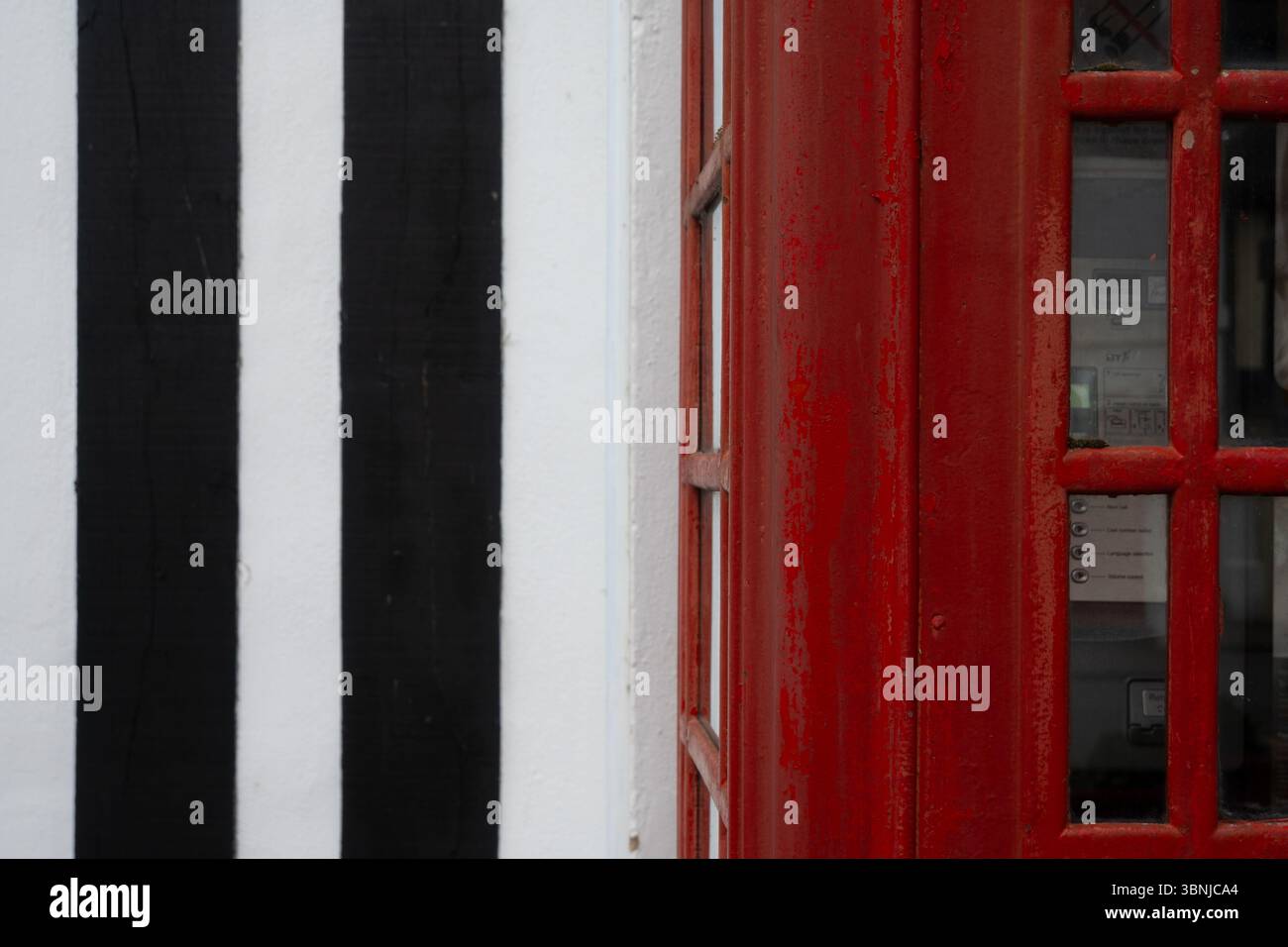 Composizione astratta. Cabina telefonica e semilegno, Stratford-upon-Avon, Regno Unito Foto Stock