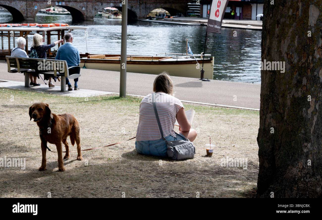 Persone lungo il fiume Avon in estate con clima caldo, Stratford-upon-Avon, Warwickshire, Inghilterra, Regno Unito Foto Stock