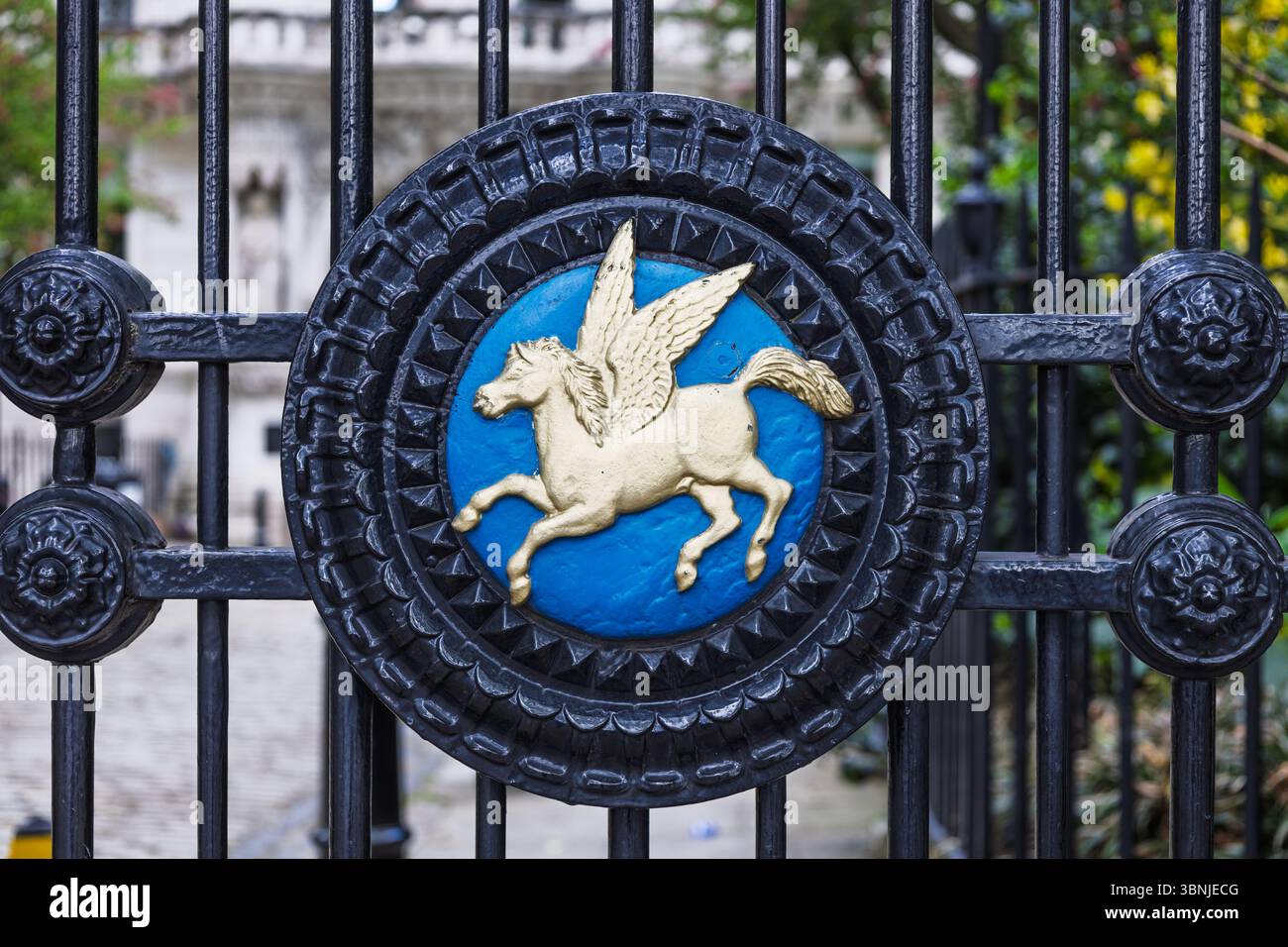 Medaglione di ferro con stemma Pegasus dorato. Londra, Regno Unito, 5 maggio 2024 Foto Stock