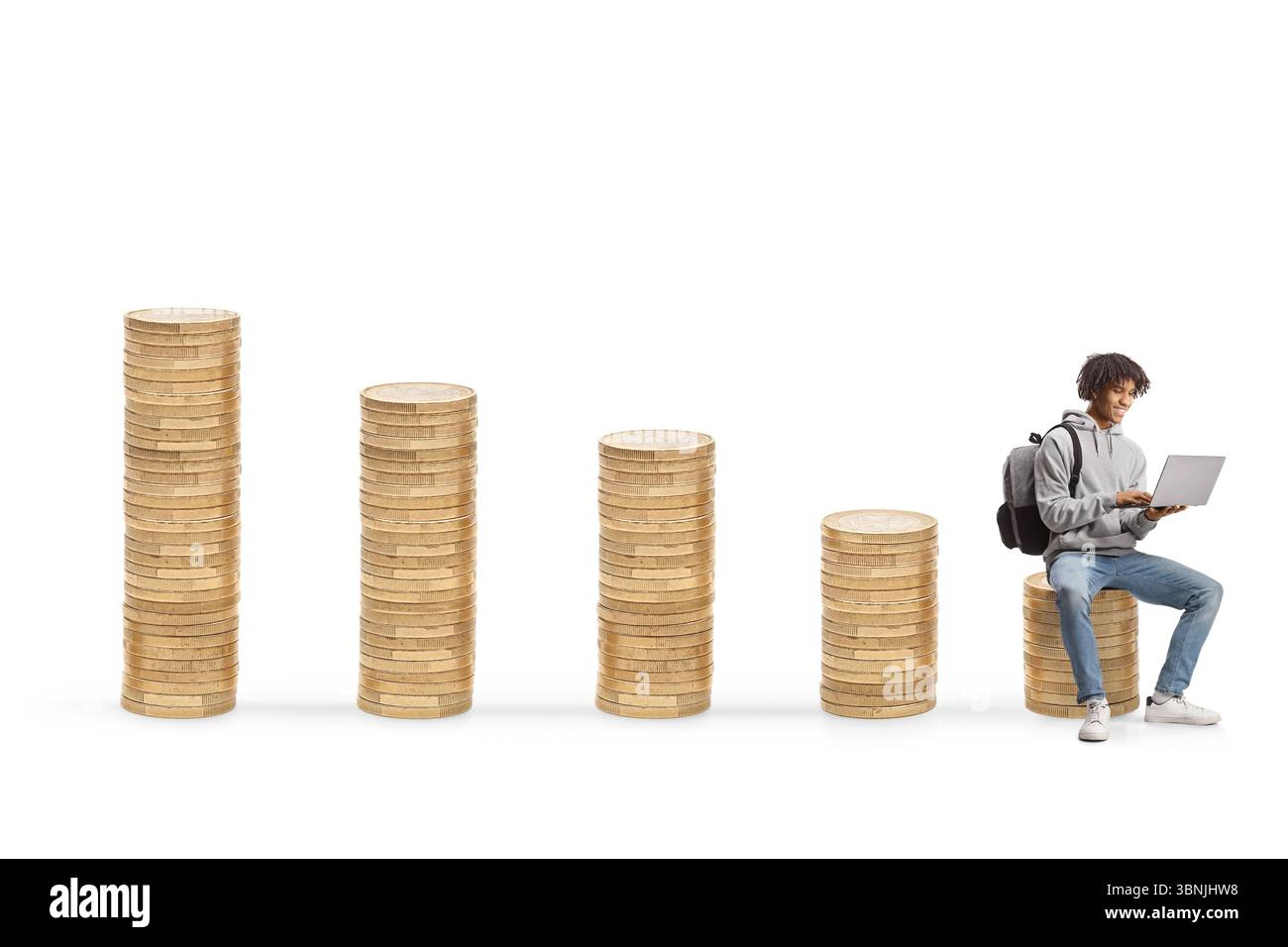 Studente afroamericano che usa un computer portatile e si siede su un mucchio di monete isolate su sfondo bianco Foto Stock