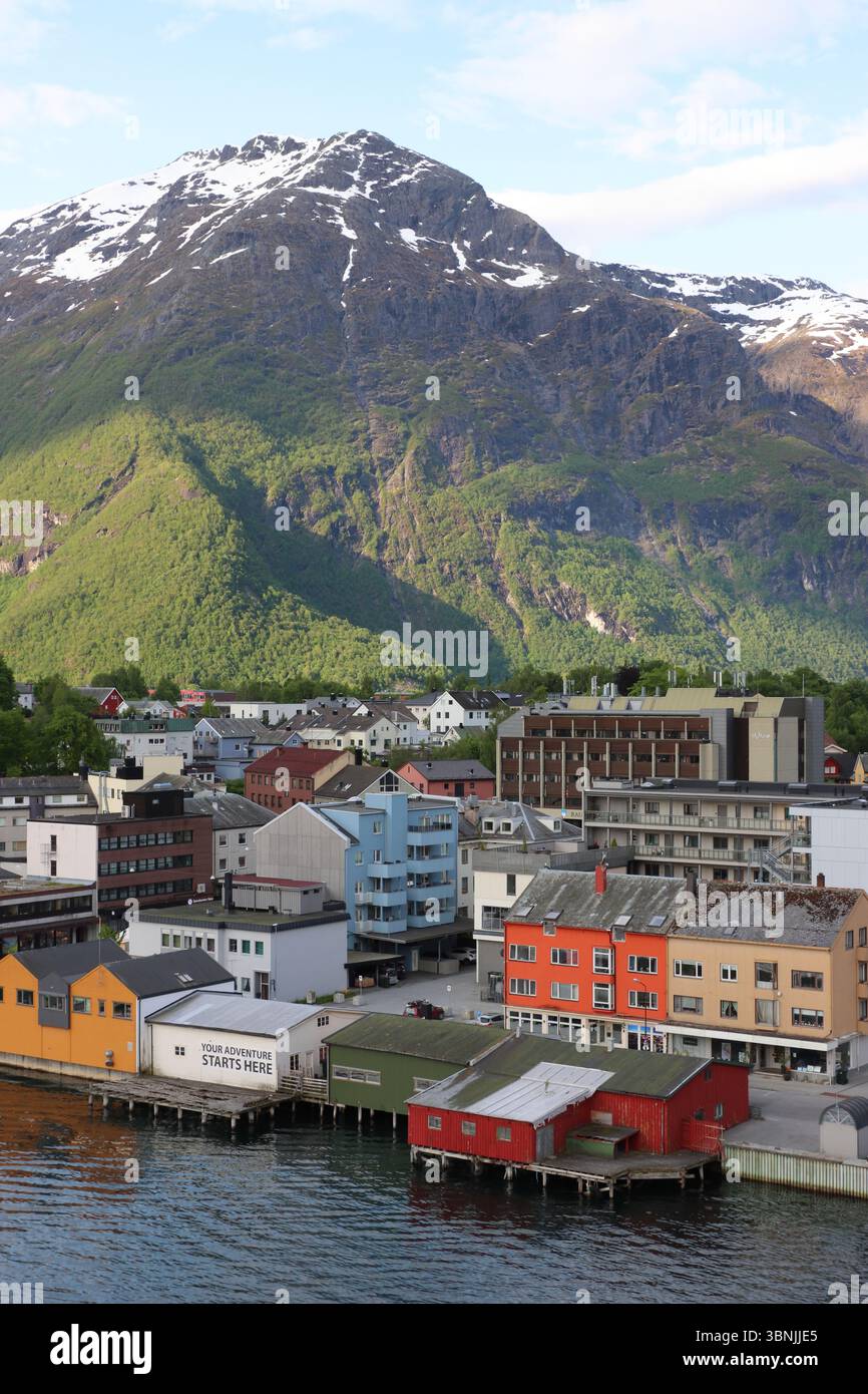 La città di Åndalsnes, situata alla foce del fiume Rauma, sulle rive del fiordo Romsdalsfjord in Norvegia Foto Stock