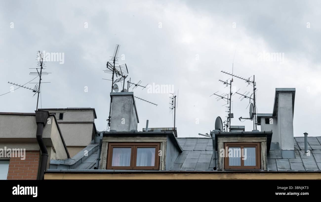 Tetti con antenne TV e parabole satellitari nel distretto di Kazimierz, Kraków, Polonia Foto Stock
