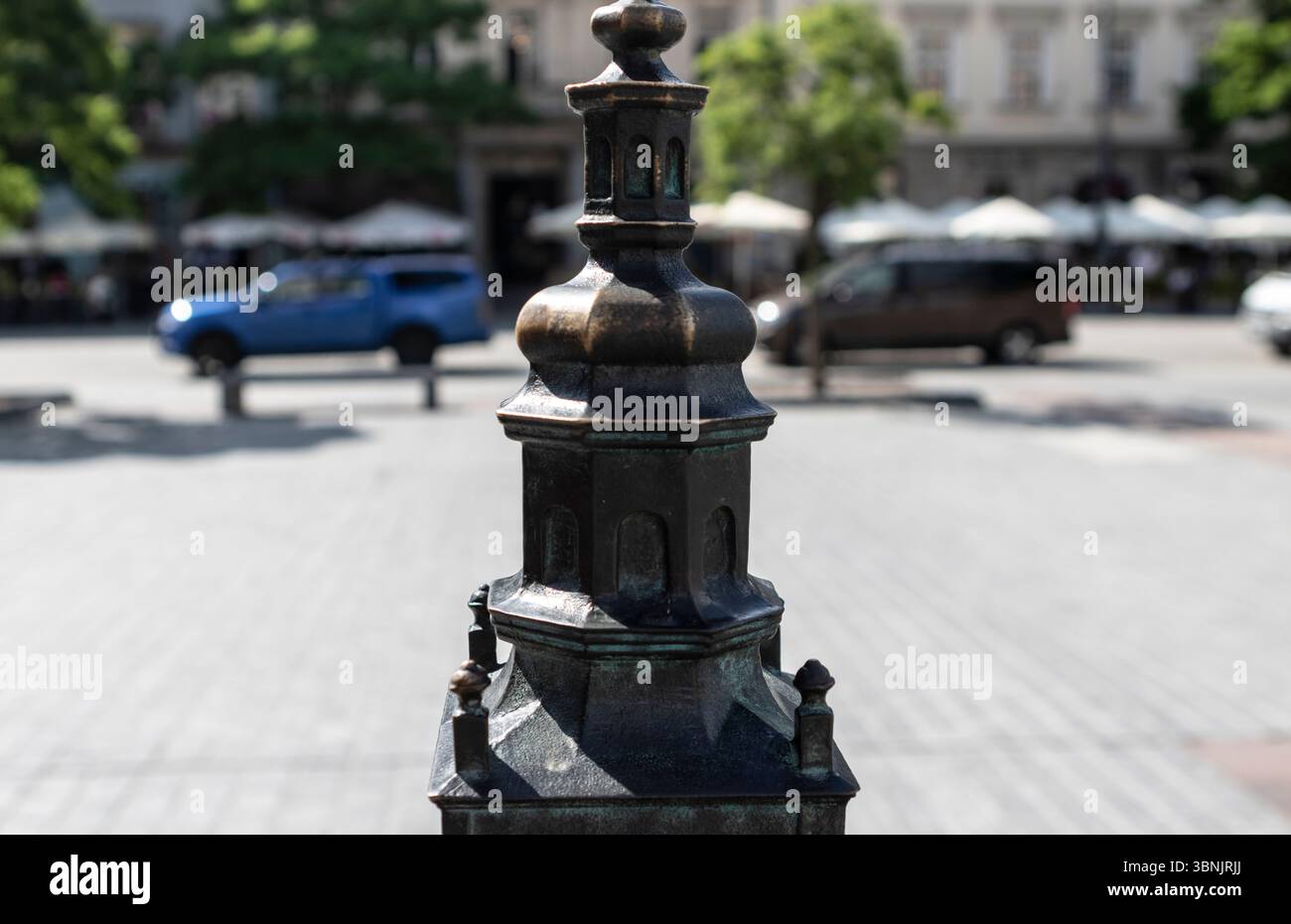 Vista dettagliata della torre del municipio di Kraków, del tetto in scultura in bronzo in miniatura e della sezione della torre Foto Stock