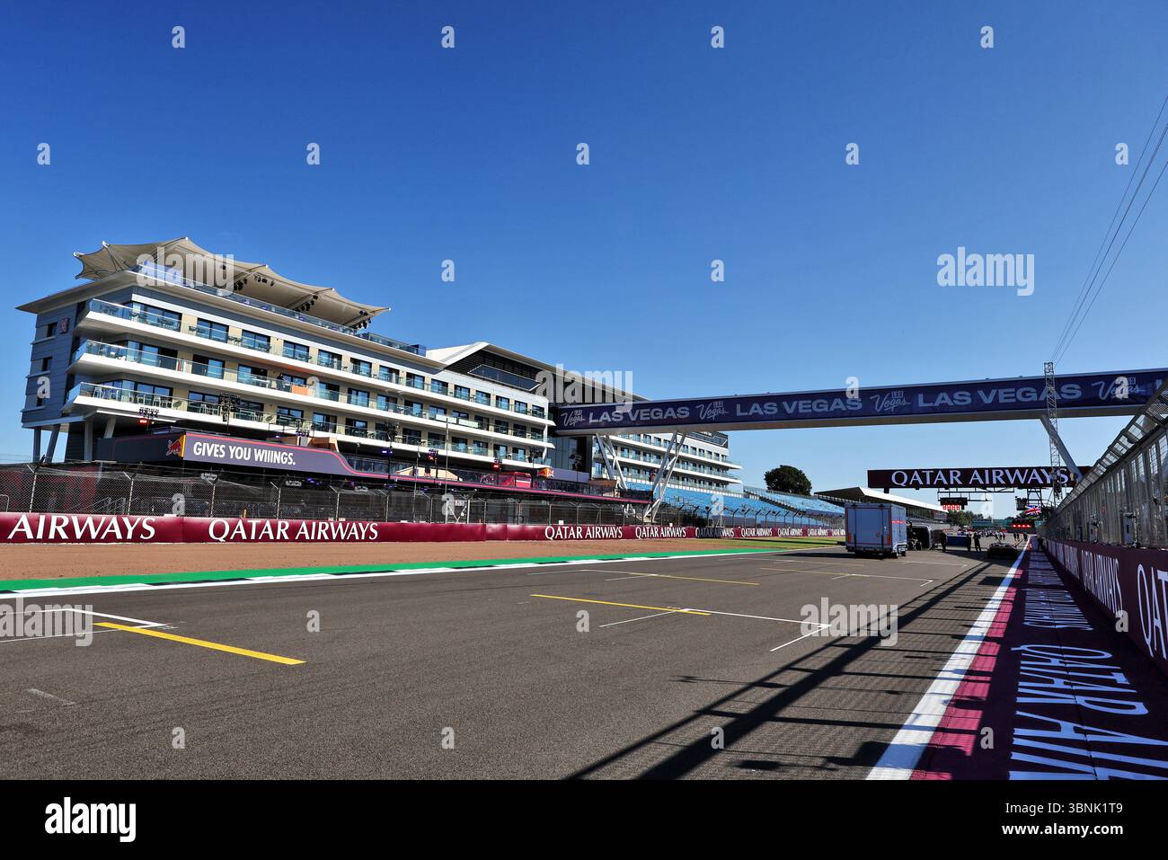 Silverstone, Regno Unito. 3 luglio 2025. Atmosfera del circuito - Hilton Garden Inn Silverstone sul lato della pista di Hamilton Straight. 03.07.2025. Formula 1 World Championship, Rd 12, Gran Premio di Gran Bretagna, Silverstone, Inghilterra, giornata di preparazione. Crediti: James Moy/Alamy Live News Foto Stock