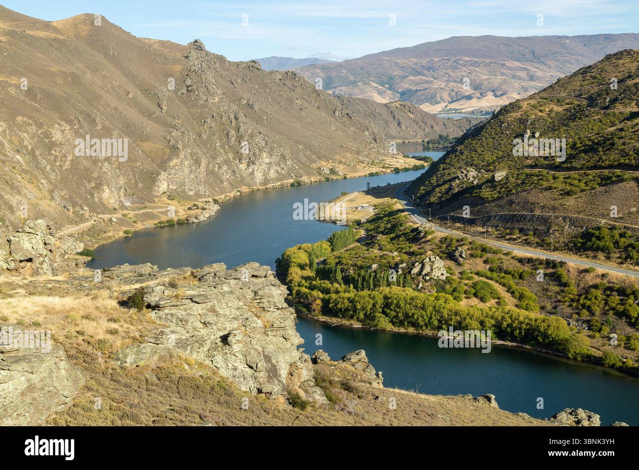 Guardando lungo il fiume Clutha verso Cromwell, Otago, South Island, nuova Zelanda Foto Stock