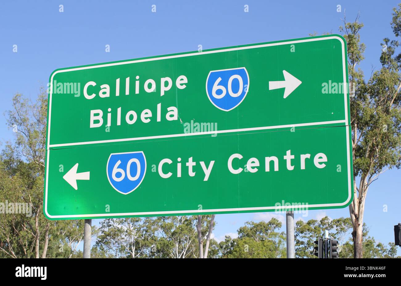Indicazioni stradali verdi per Calliope, Biloela e il centro città di Gladstone, Queensland, Australia Foto Stock