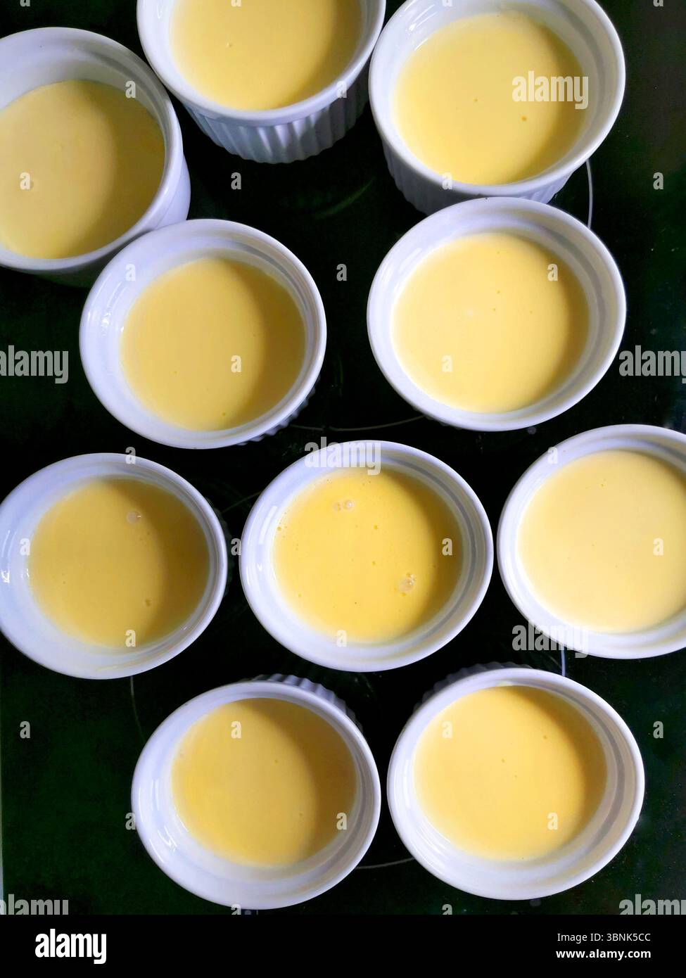 I contenitori speciali per creme brulee riempiti con Crème brûlée Foto Stock