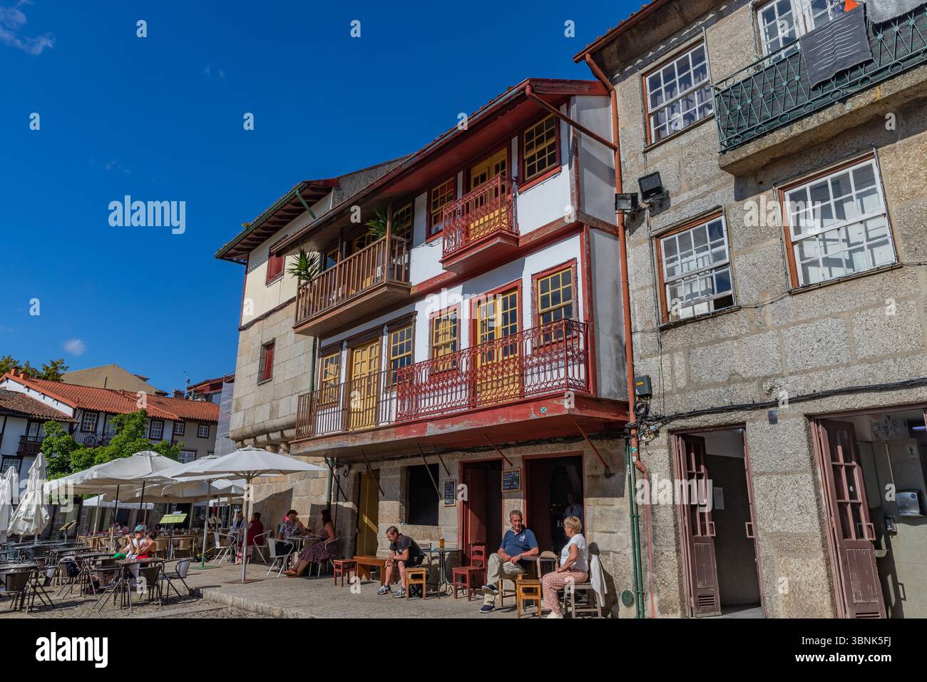 Guimaraes, Portogallo - 6 maggio 2025: Edifici medievali in Piazza Santiago, nel centro storico di Guimaraes Foto Stock