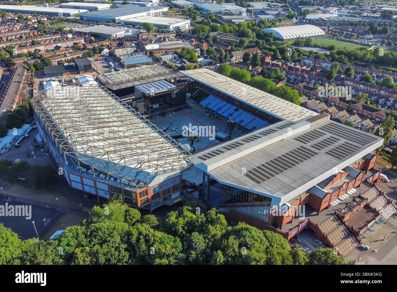 Birmingham, Regno Unito. 3 luglio 2025. Vista aerea dello stadio Villa Park, sede dell'Aston Villa Football Club, che gioca nella Premier League di Birmingham, nel Regno Unito, dove lo stadio è in preparazione per il concerto di addio "Back to the Beginning" della leggendaria rock band Black Sabbath guidata da Ozzy Osbourne, che si esibirà per l'ultima volta il 5 luglio 2025. Alla band si uniranno altre leggende dell'heavy metal, tra cui metallica, Alice in Chains, Lamb of God e Tom Morello. Crediti fotografici: Graham Hunt/Alamy Live News Foto Stock