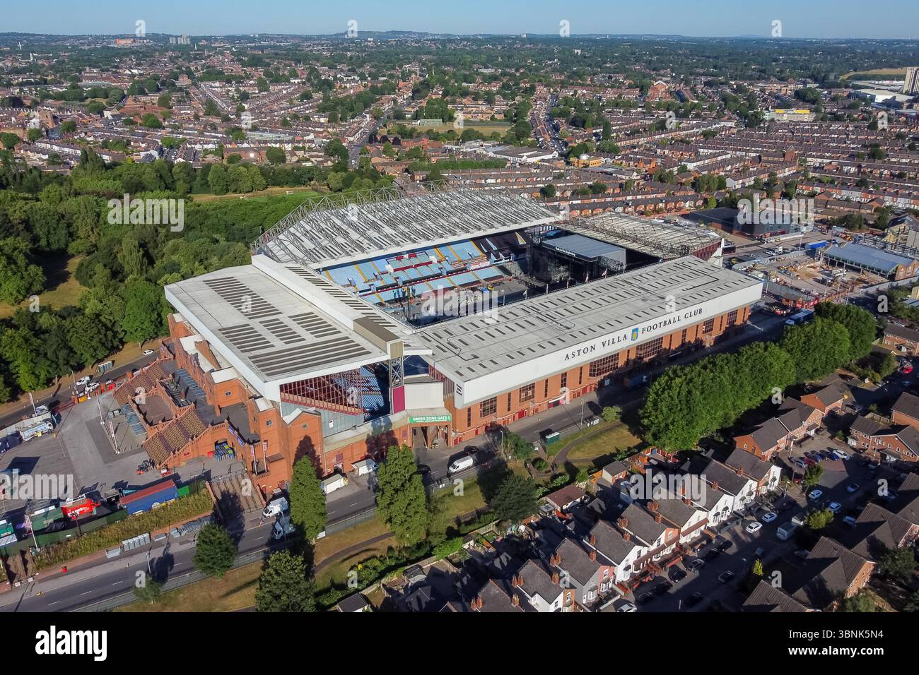 Birmingham, Regno Unito. 3 luglio 2025. Vista aerea dello stadio Villa Park, sede dell'Aston Villa Football Club, che gioca nella Premier League di Birmingham, nel Regno Unito, dove lo stadio è in preparazione per il concerto di addio "Back to the Beginning" della leggendaria rock band Black Sabbath guidata da Ozzy Osbourne, che si esibirà per l'ultima volta il 5 luglio 2025. Alla band si uniranno altre leggende dell'heavy metal, tra cui metallica, Alice in Chains, Lamb of God e Tom Morello. Crediti fotografici: Graham Hunt/Alamy Live News Foto Stock