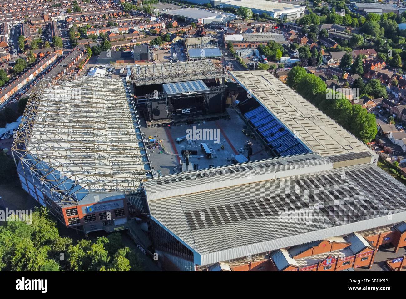Birmingham, Regno Unito. 3 luglio 2025. Vista aerea dello stadio Villa Park, sede dell'Aston Villa Football Club, che gioca nella Premier League di Birmingham, nel Regno Unito, dove lo stadio è in preparazione per il concerto di addio "Back to the Beginning" della leggendaria rock band Black Sabbath guidata da Ozzy Osbourne, che si esibirà per l'ultima volta il 5 luglio 2025. Alla band si uniranno altre leggende dell'heavy metal, tra cui metallica, Alice in Chains, Lamb of God e Tom Morello. Crediti fotografici: Graham Hunt/Alamy Live News Foto Stock