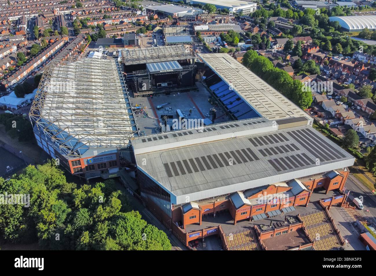 Birmingham, Regno Unito. 3 luglio 2025. Vista aerea dello stadio Villa Park, sede dell'Aston Villa Football Club, che gioca nella Premier League di Birmingham, nel Regno Unito, dove lo stadio è in preparazione per il concerto di addio "Back to the Beginning" della leggendaria rock band Black Sabbath guidata da Ozzy Osbourne, che si esibirà per l'ultima volta il 5 luglio 2025. Alla band si uniranno altre leggende dell'heavy metal, tra cui metallica, Alice in Chains, Lamb of God e Tom Morello. Crediti fotografici: Graham Hunt/Alamy Live News Foto Stock