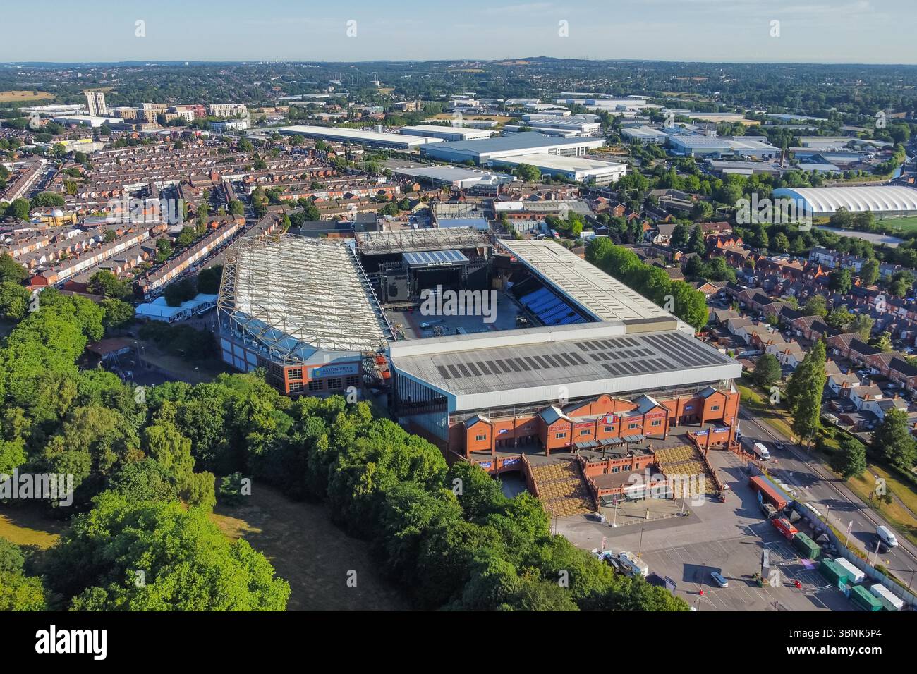 Birmingham, Regno Unito. 3 luglio 2025. Vista aerea dello stadio Villa Park, sede dell'Aston Villa Football Club, che gioca nella Premier League di Birmingham, nel Regno Unito, dove lo stadio è in preparazione per il concerto di addio "Back to the Beginning" della leggendaria rock band Black Sabbath guidata da Ozzy Osbourne, che si esibirà per l'ultima volta il 5 luglio 2025. Alla band si uniranno altre leggende dell'heavy metal, tra cui metallica, Alice in Chains, Lamb of God e Tom Morello. Crediti fotografici: Graham Hunt/Alamy Live News Foto Stock
